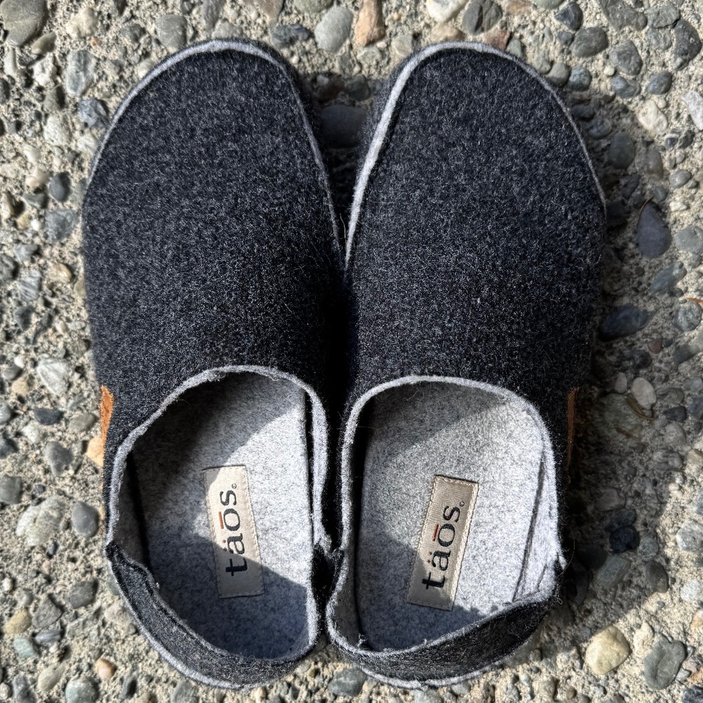 Taos Unisex Convertawool Clogs or Slippers Size 38, charcoal. Men or Women - Picture 2 of 8
